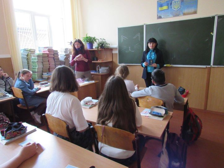 Спілкування  учнів Житомирської загальноосвітньої школи №21 з працівниками міграційної служби