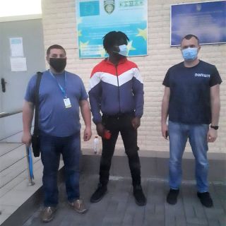 Самостійно не виїхав – примусово видворять з України