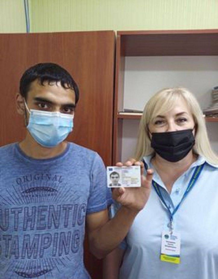 На Кіровоградщині молодий чоловік отримав довгоочікувану ID-картку завдяки цифровізації роботи Міграційної служби