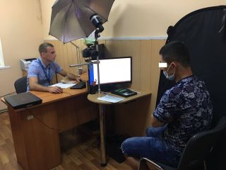 Двох порушників міграційного законодавства примусово повертають додому