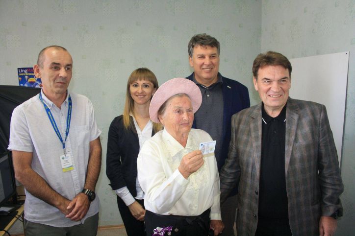 Мешканка Запорізької області вперше отримала паспорт громадянки України у 82 роки