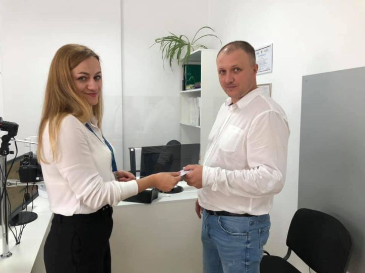 Свою першу ID-картку отримав керівник одного із підрозділів Головного управління ДМС у Львівській області