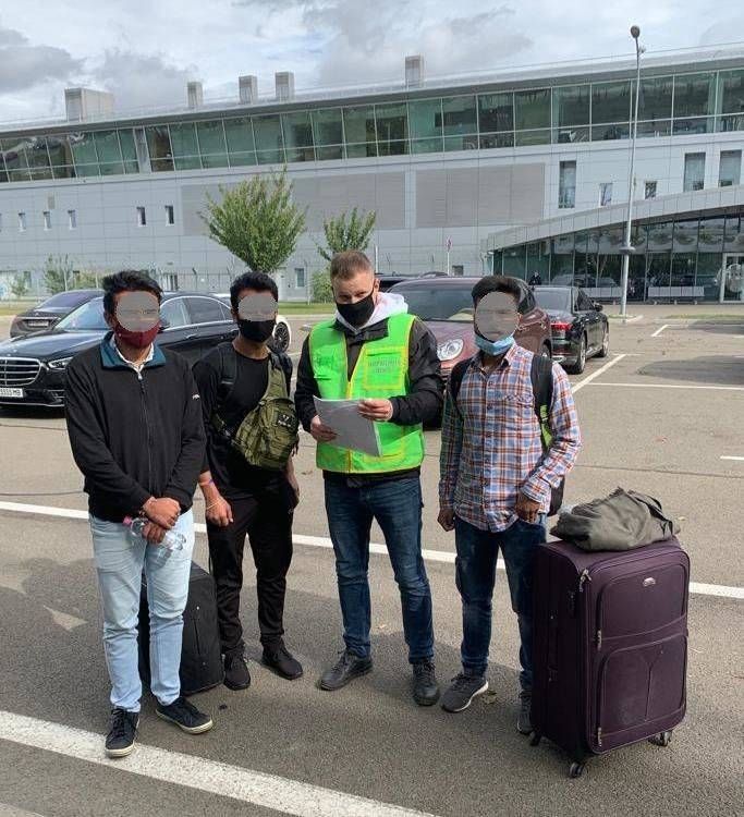 Буковинські міграційники примусово видворили трьох громадян Індії через аеропорт «Бориспіль»