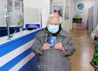 Черкащани поважного віку оформлюють біометричні паспорти для виїзду за кордон