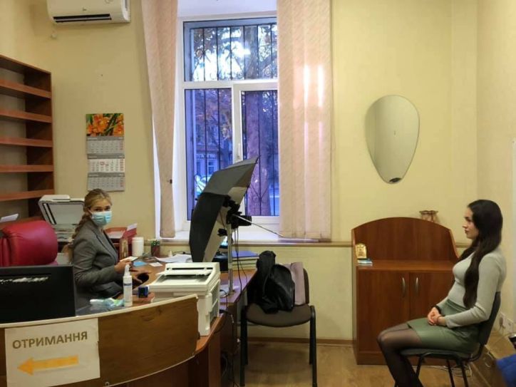 Начальник ГУ ДМС України в Одеській області Олена Погребняк взяла особисто участь у процесі прийому заяв-анкет на оформлення адміністративних послуг