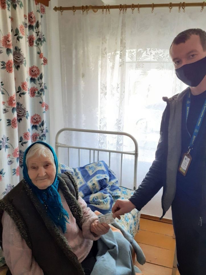 У Приазовському на Запоріжчині  96-річна бабуся стала власницею сучасної ID-картки