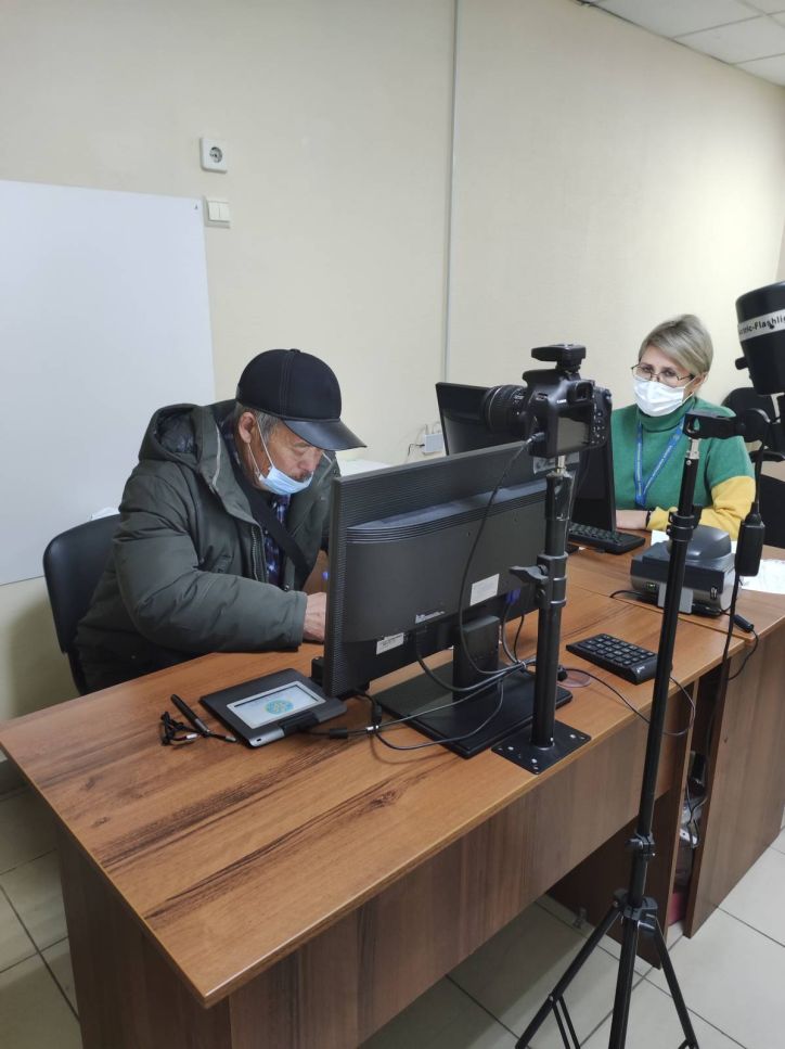 Міграційники Донецької області видали першу посвідку уродженцю Республіки Узбекистан, якого визнано особою без громадянства
