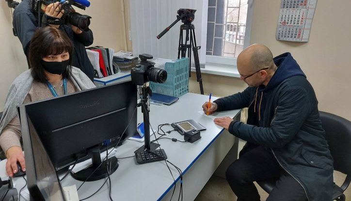 Реалізація Указу Президента в дії: вперше в  Запорізькій області іноземець, який брав участь в АТО, отримав паспорт громадянина України