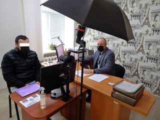 Двоє іноземців у встановлений міграційниками строк покинуть територію України