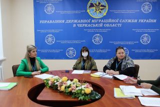 Міграційники провели навчання з адміністраторами черкаського ЦНАП
