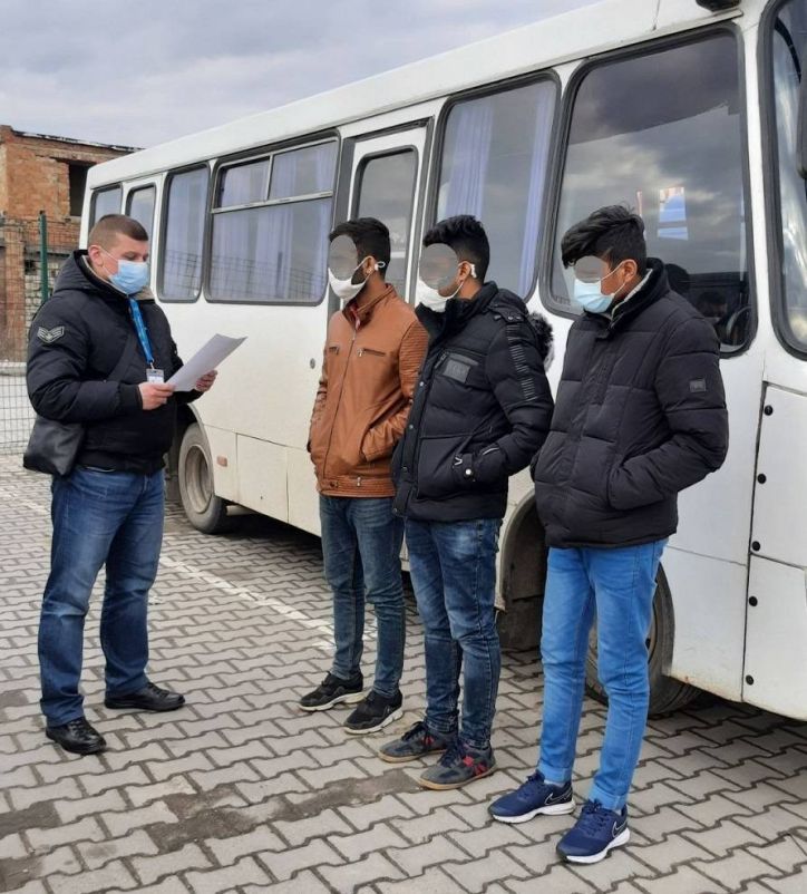 Буковинські міграційники помістили до Волинського ПТПІ трьох громадян Ісламської Республіки Пакистан