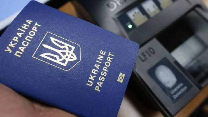 У територіальних підрозділах міграційної служби Івано-Франківщини видано понад 100 закордонних паспортів, які оформлялися в інших регіонах України