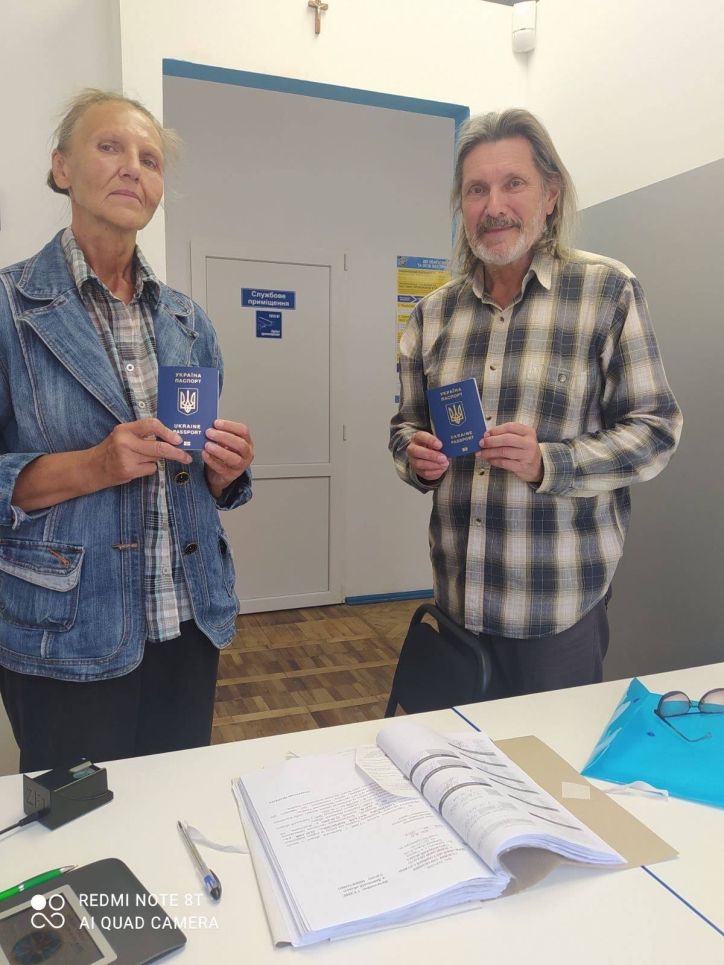 Подружжя письменників із Маріуполя отримали закордонний паспорт у Городоцькому відділі