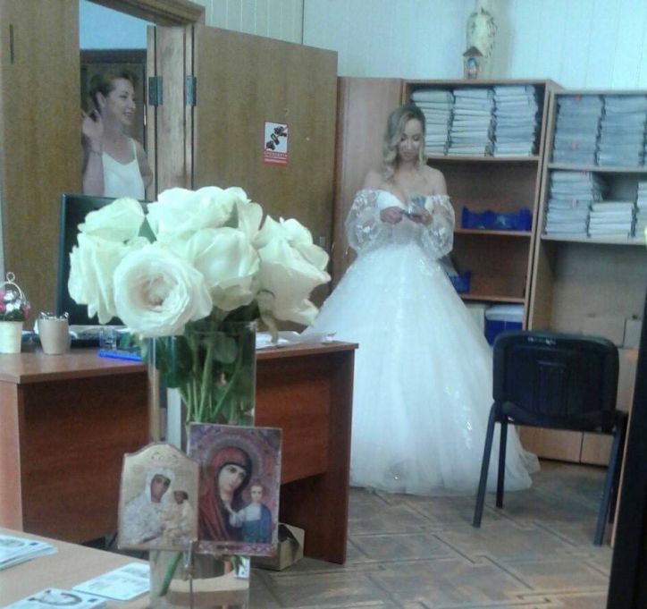 У весільному платті в міграційну службу: нареченій здійснили процедуру вклейки фотокартки