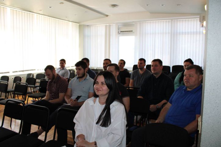 Семінар одразу на декілька тем проведено серед міграційників Дніпропетровської області