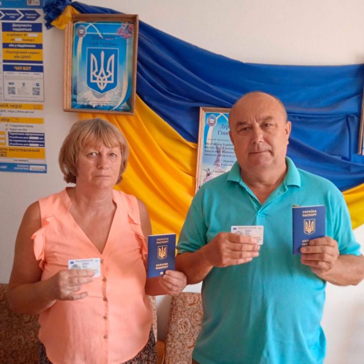 Вимушені переселенці із Харкова отримали ID-картку та закордонний паспорт на Львівщині