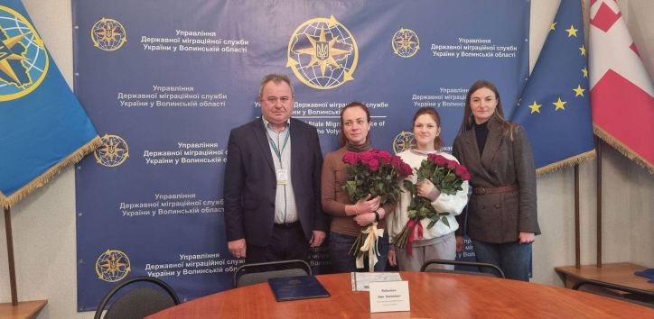 Звільнені з полону Мар’яна Мамонова та Анастасія Чорненька в Луцьку отримали нові паспорти