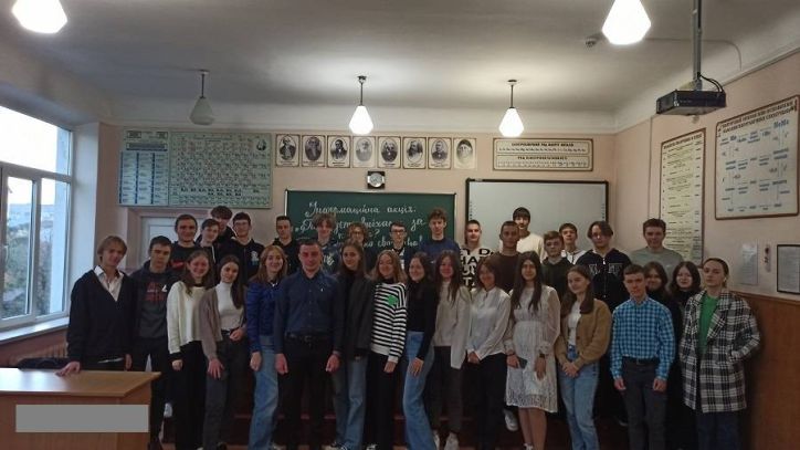 У Новоселиці школярам розповіли про перший паспорт