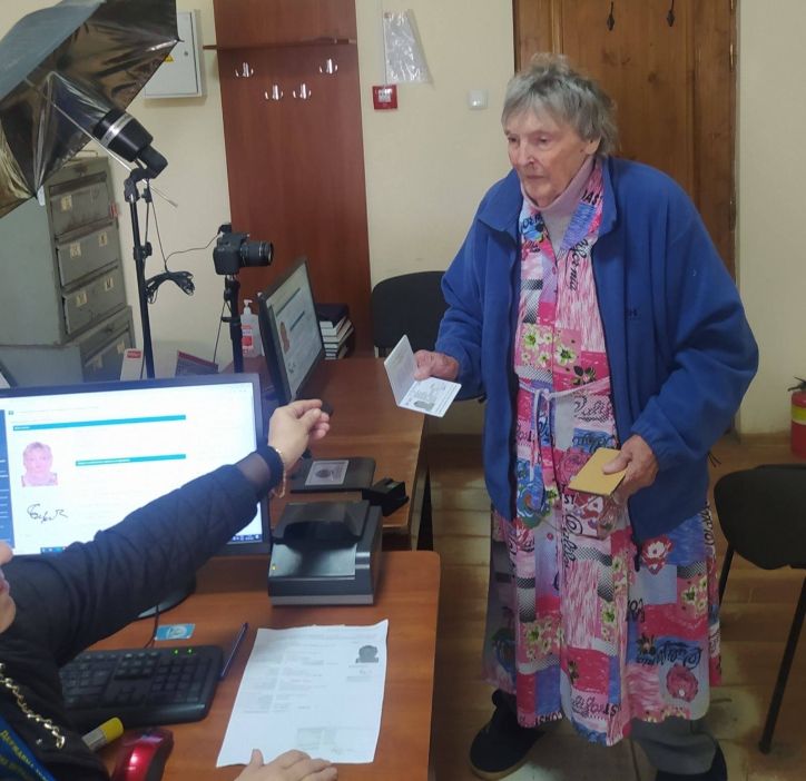 На Сколівщині жінка літнього віку із нелегкою долею отримала закордонний паспорт