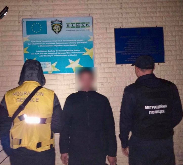 Запорізькі міграційники готують документи для видворення іноземця, який пошкодив свій паспорт, щоб залишитись в Україні