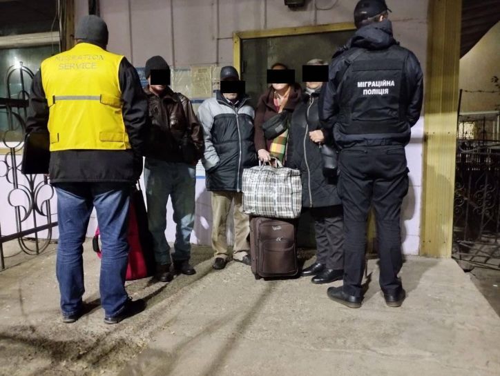 Трьох росіян та одного громадянина Азербайджану примусово видворили за межі України