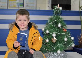 Святий Миколай завітав у Міграційну службу аби привітати найменших відвідувачів