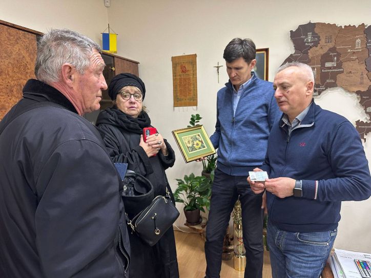 Батько Героя України Андрія Люташина отримав нову посвідку на проживання