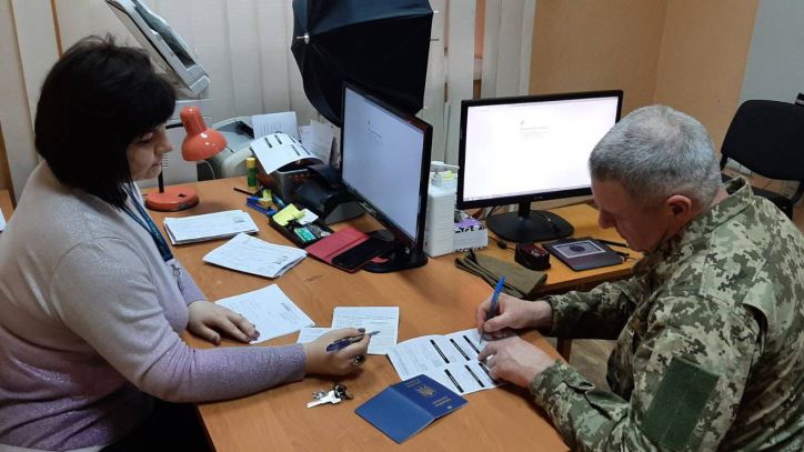 На Сумщині захисники України отримали закордонні паспорти, щоб поїхати на військові тренування