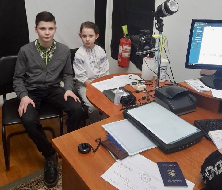 На Рівненщині юні українці оформили свої перші закордонні паспорти