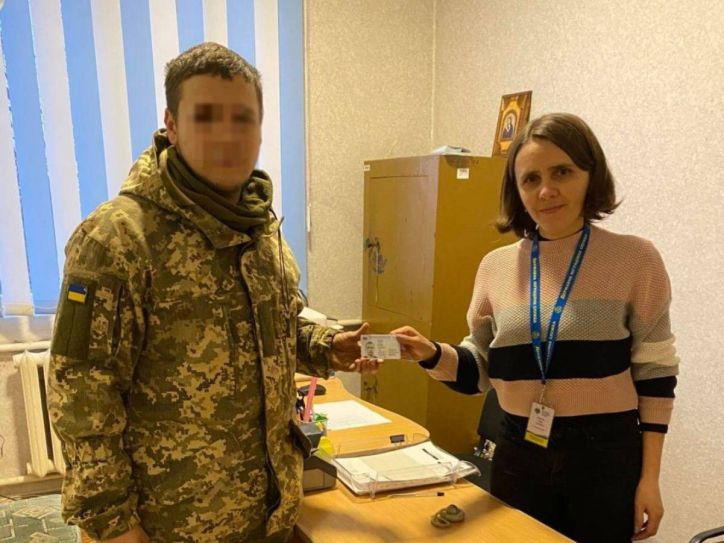 На Волині відновили паспорт українському воїну, який тримає оборону на Донбасі