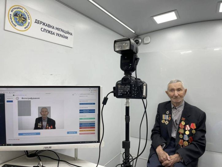 На Харківщині 99-річний ветеран Другої світової війни отримав свою першу ID-карту