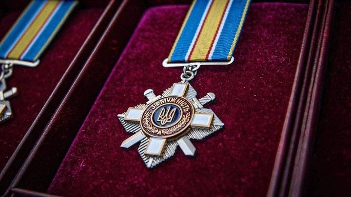 Сокирянські міграційники оформили закордонний паспорт воїну, нагородженому орденом «За мужність» ІІІ-го ступеня