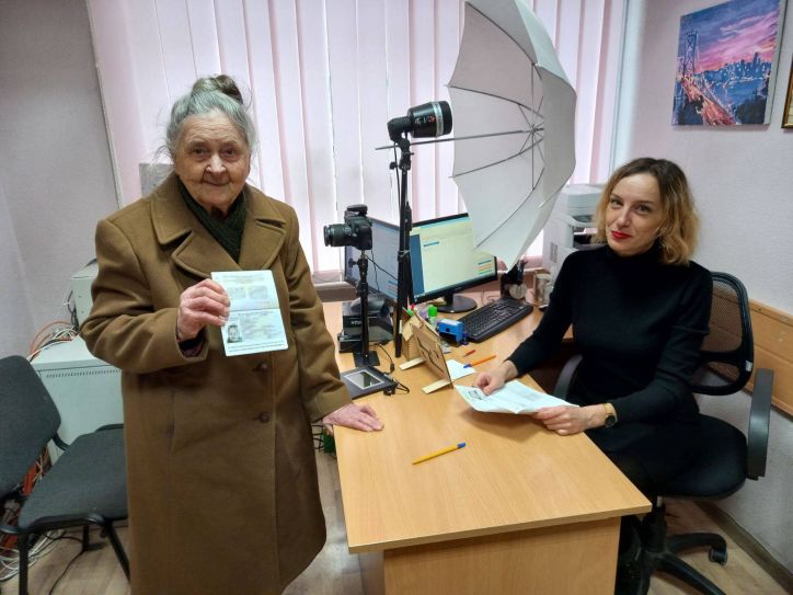 На Київщині 91-річна жінка отримала свій перший в житті закордонний паспорт