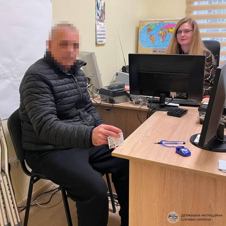 У Рівному оформили ID-картку українському добровольцю, який проходить реабілітацію після важкого поранення