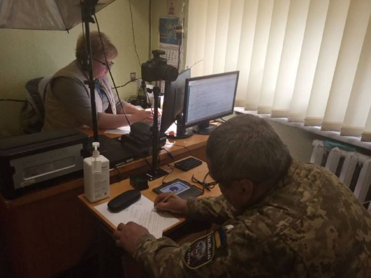 Міграційники Дніпропетровщини оперативно відновлюють документи військовим
