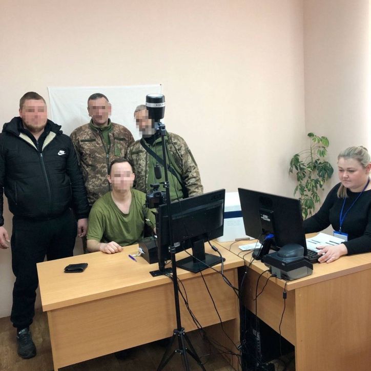 На Рівненщині група українських воїнів оформила закордонні паспорти, щоб поїхати на військові навчання