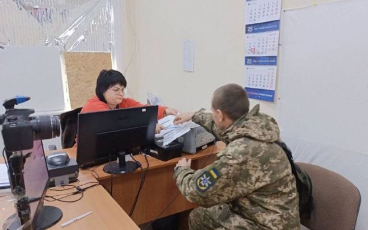 У Дніпрі 60 українських воїнів отримали закордонні паспорти і вирушають за кордон на військові навчання