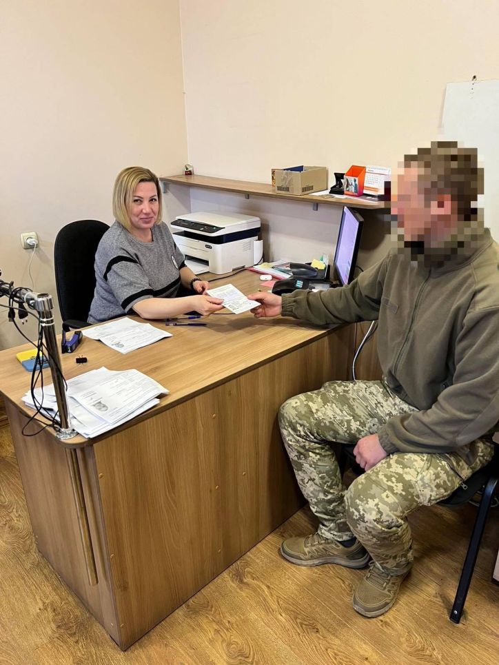 В Головному управлінні ДМС України в Одеській області захисники продовжують оформлювати та отримувати готові закордонні паспорти