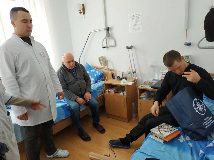 Буковинські міграційники передали пораненим воякам україномовні книжки в рамках проекту «Книги героям»