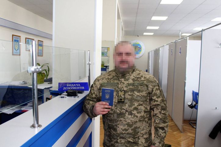 Прикордонник отримав закордонний паспорт, аби мати змогу  професійно вдосконалюватися за кордоном