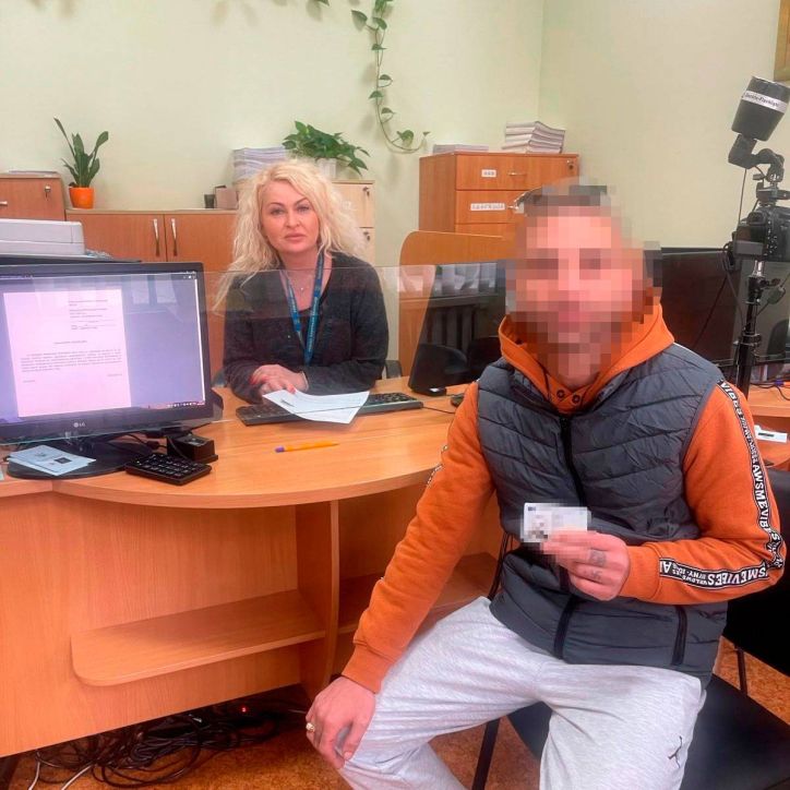 У Рівному кримчанин отримав новеньку ID- картку після встановлення його особи