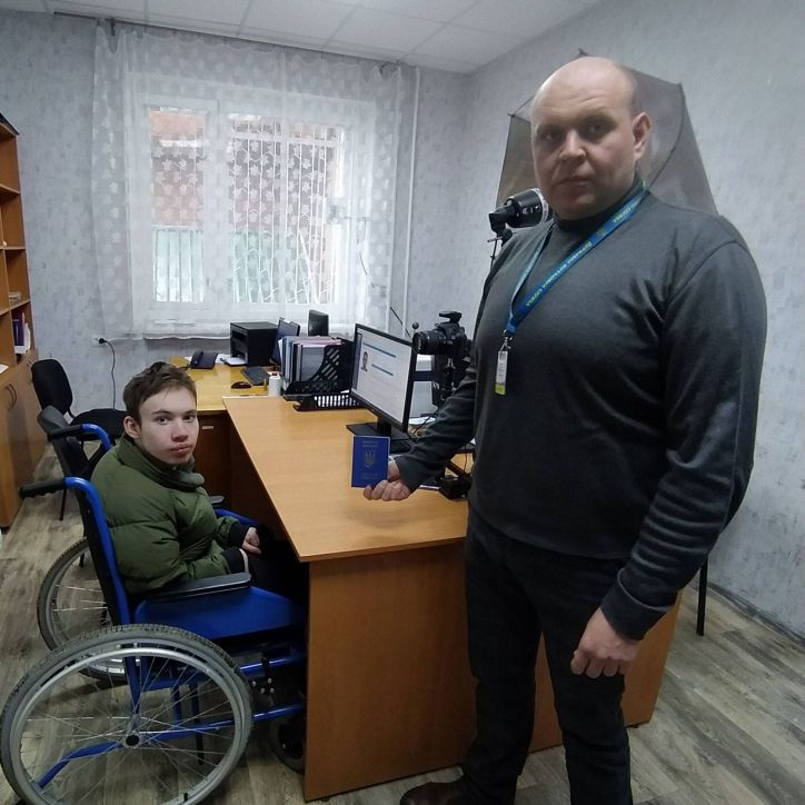 Міграційники Полтавщини продовжують оформлювати документи людям з інвалідністю