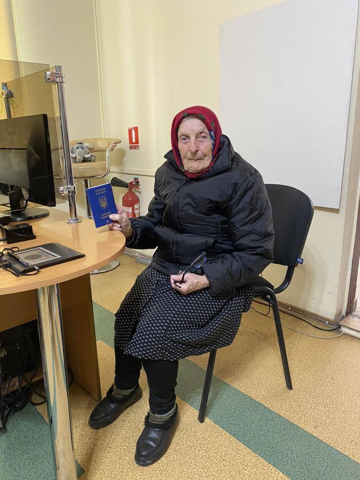 В Рівному 96-річна жінка отримала свій перший в житті закордонний паспорт