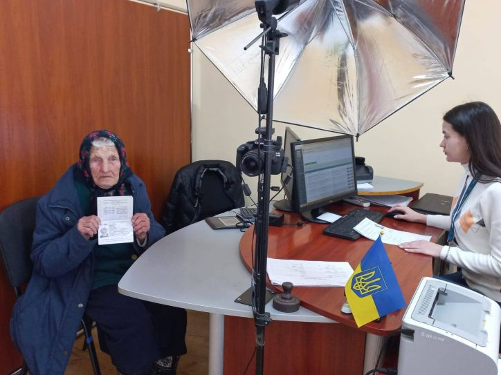 На Закарпатті 92-річна жінка отримала свій перший в житті закордонний паспорт