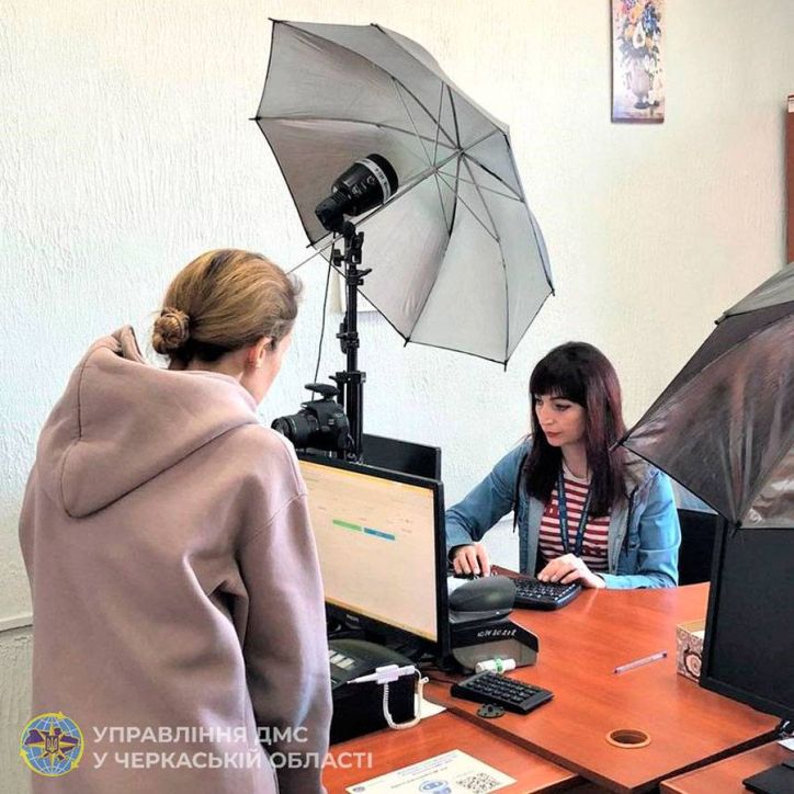 Міграційна служба України відновлює документи постраждалим від ракетного удару в Умані