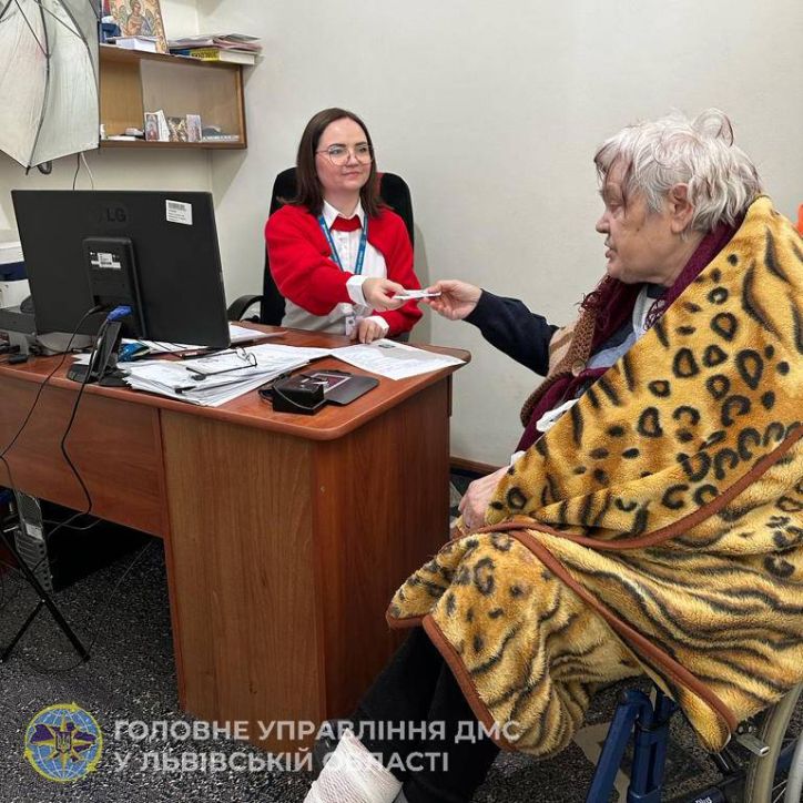 У Миколаєві, що на Львівщині  вручили ID-картки пацієнткам Херсонського геріатричного центру