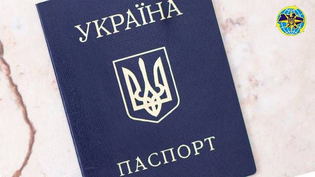Працівники УДМС Житомирщини вклеїли фото в паспорт військового, щоб той встиг одружитися до повернення на фронт