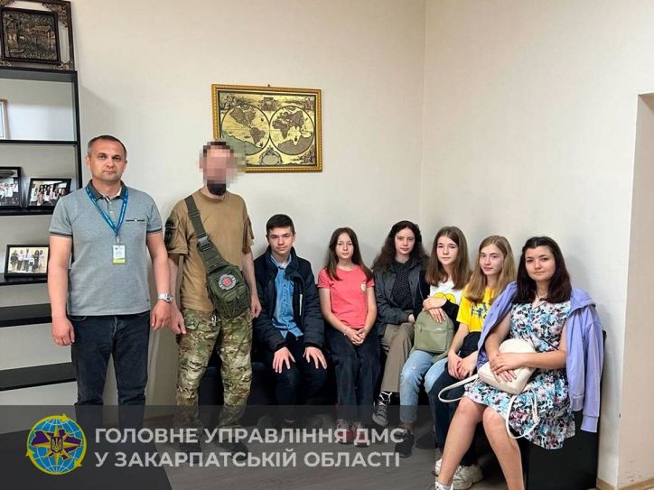 Підлітки з тимчасово окупованого Маріуполя оформили паспортні документи в ДМС Ужгорода