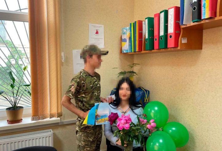 Працівники ДМС у Харківській області вітають новостворену сім'ю військового ЗСУ