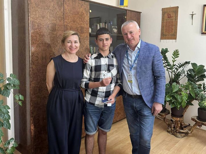 В Ужгороді 16-річний юнак, якого волонтери вивезли із зони бойових дій на Донеччині, отримав перші паспортні документи